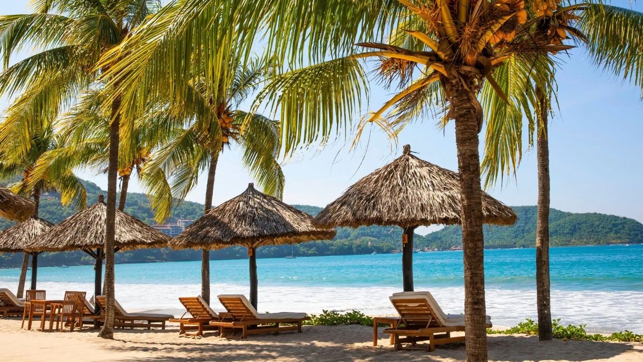 Playa La Ropa, Mexico