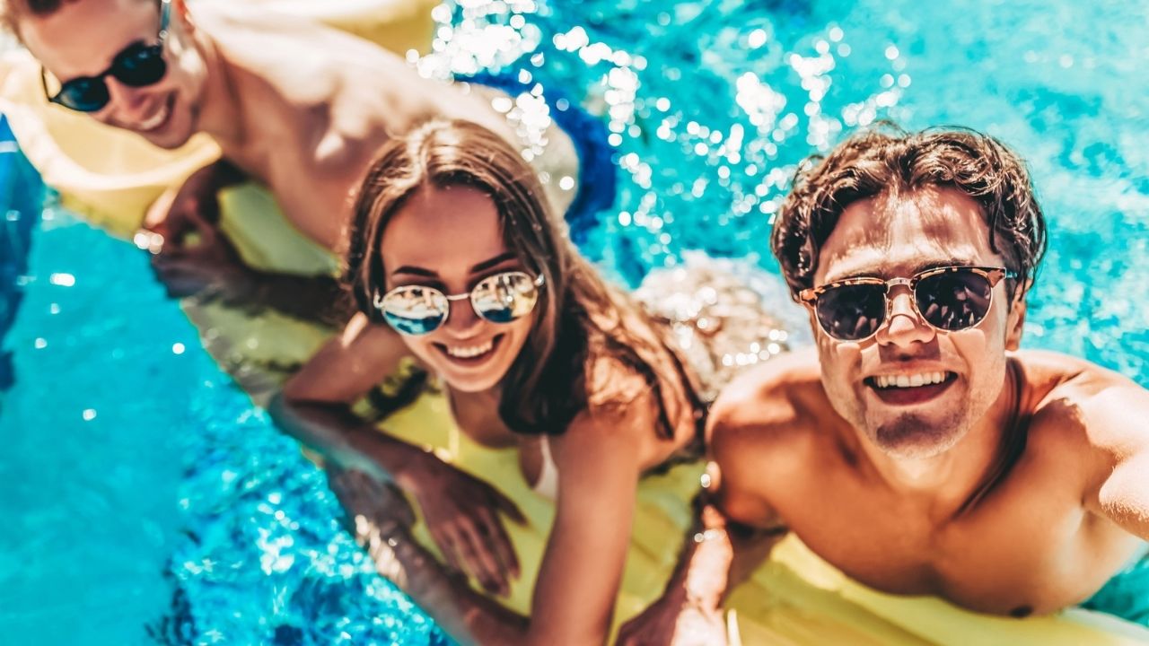 Gen Z Travelers Are Dry Tripping—and They’re Having Way More Fun